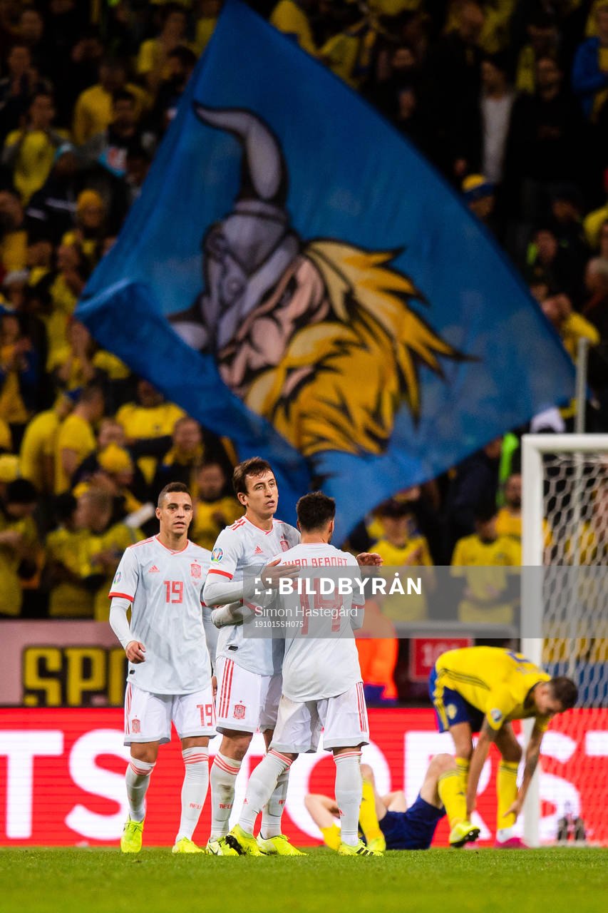 Rodrigo, Mikel Oyarzabal and Juan Bernat of Spain celebrate