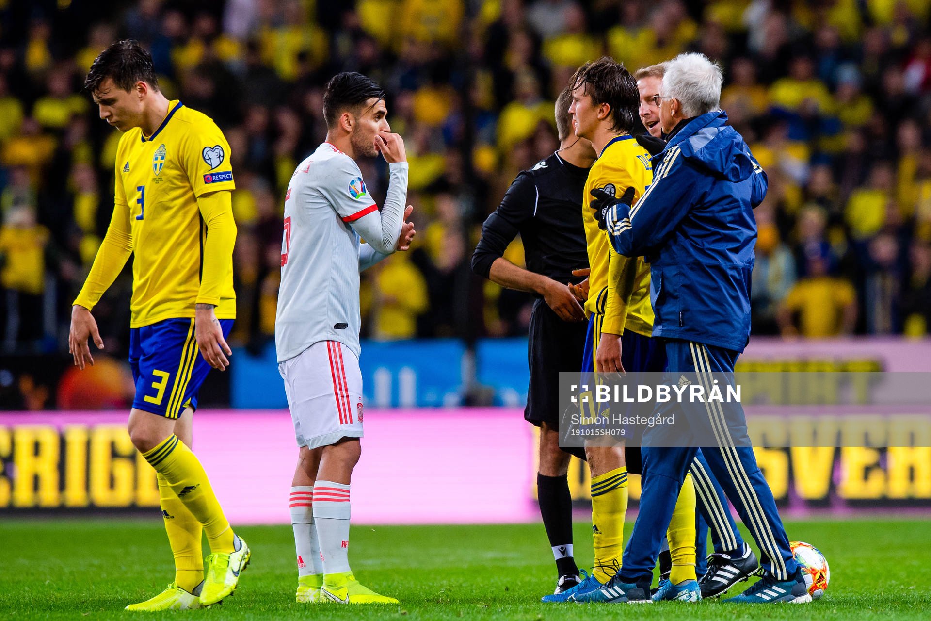 Dani Ceballos of Spain and Kristoffer Olsson of Sweden