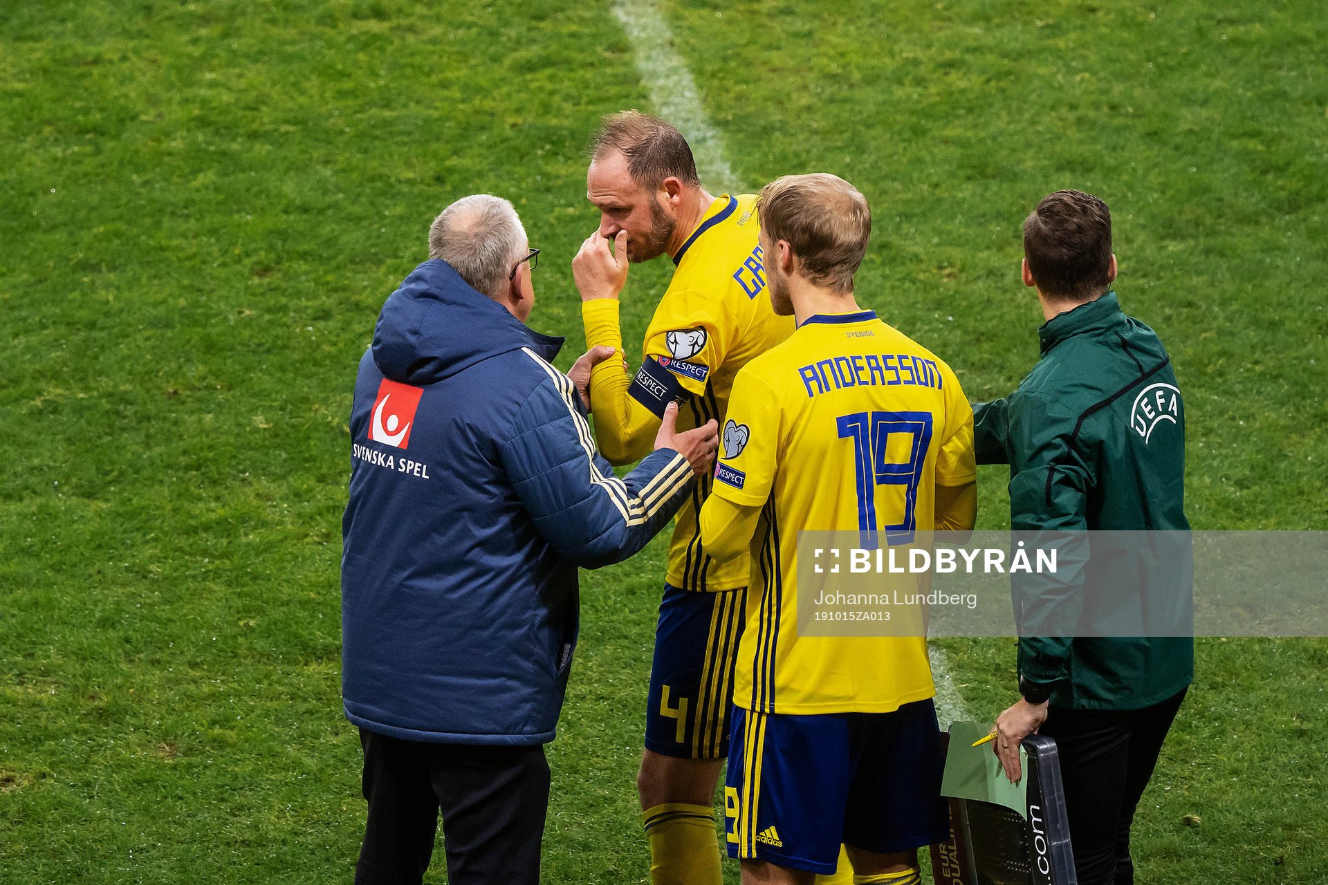 Janne Andersson, head coach speaks to Andreas Granqvist of