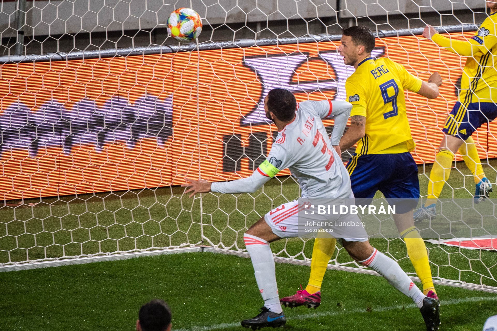 Marcus Berg of Sweden scores 1-0