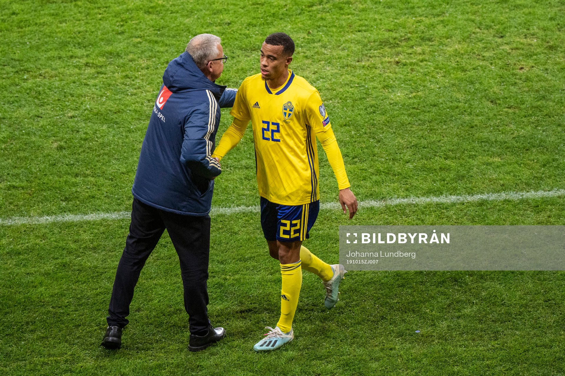 Janne Andersson, head coach of Sweden and Robin Quaison of