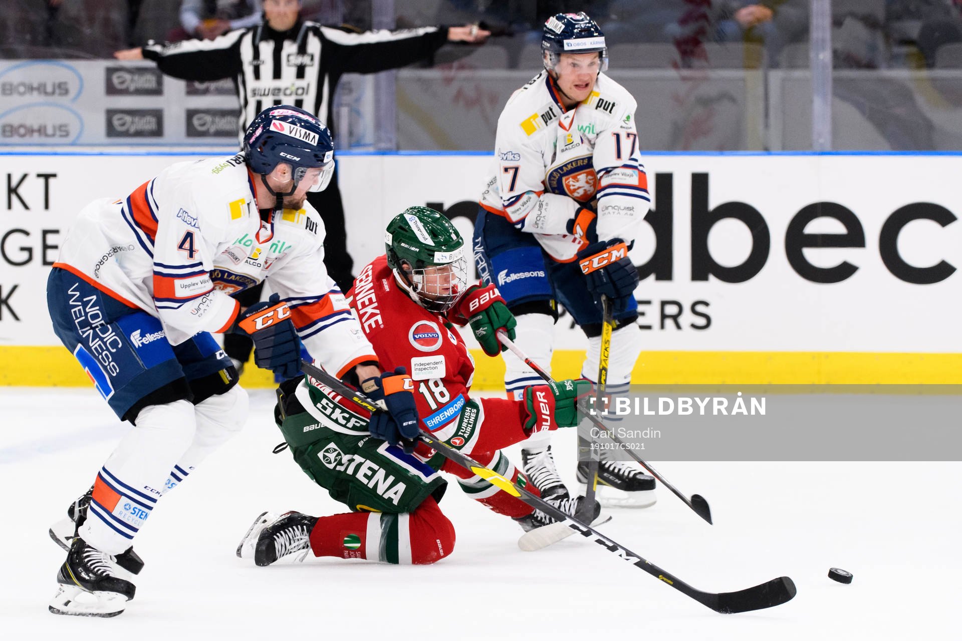 Växjös Tim Erixon  kamp om pucken med Frölundas Lucas