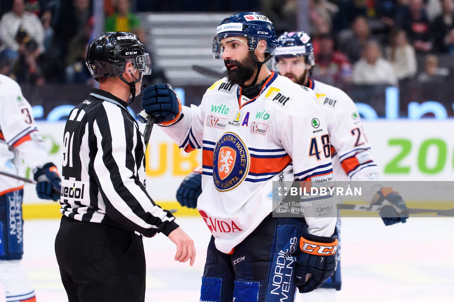 Växjös Daniel Rahimi pratar med domaren