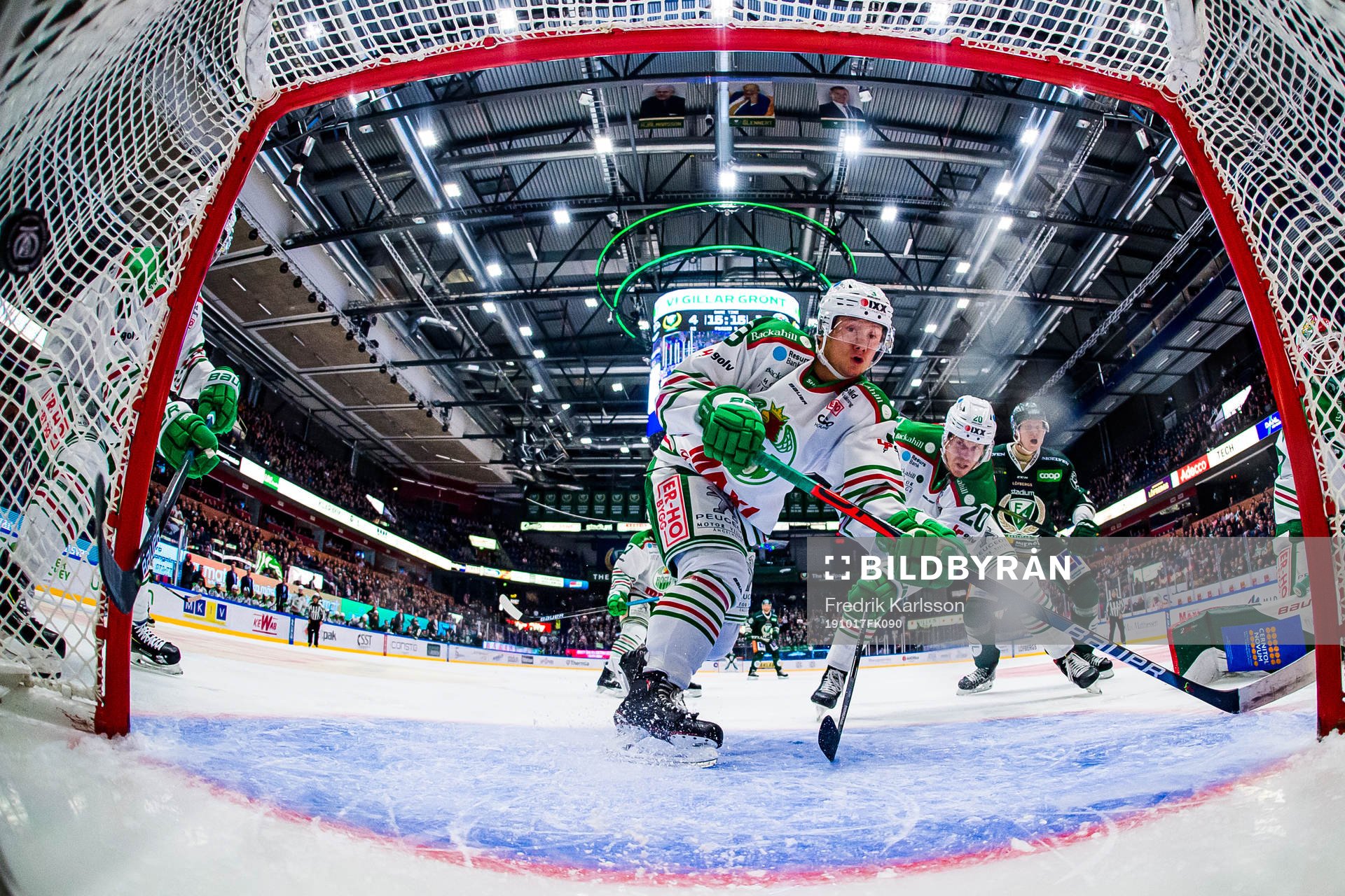 Rögles Daniel Bertov och Hampus Gustafsson ser på när en
