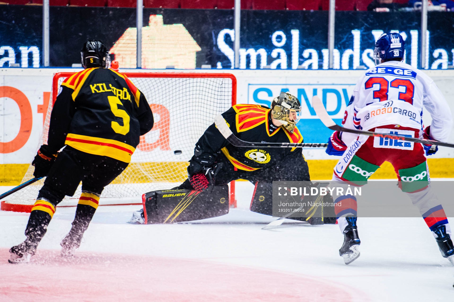 Oskarshamns Filiph Engsund gör 2-1 bakom Brynäs målvakt