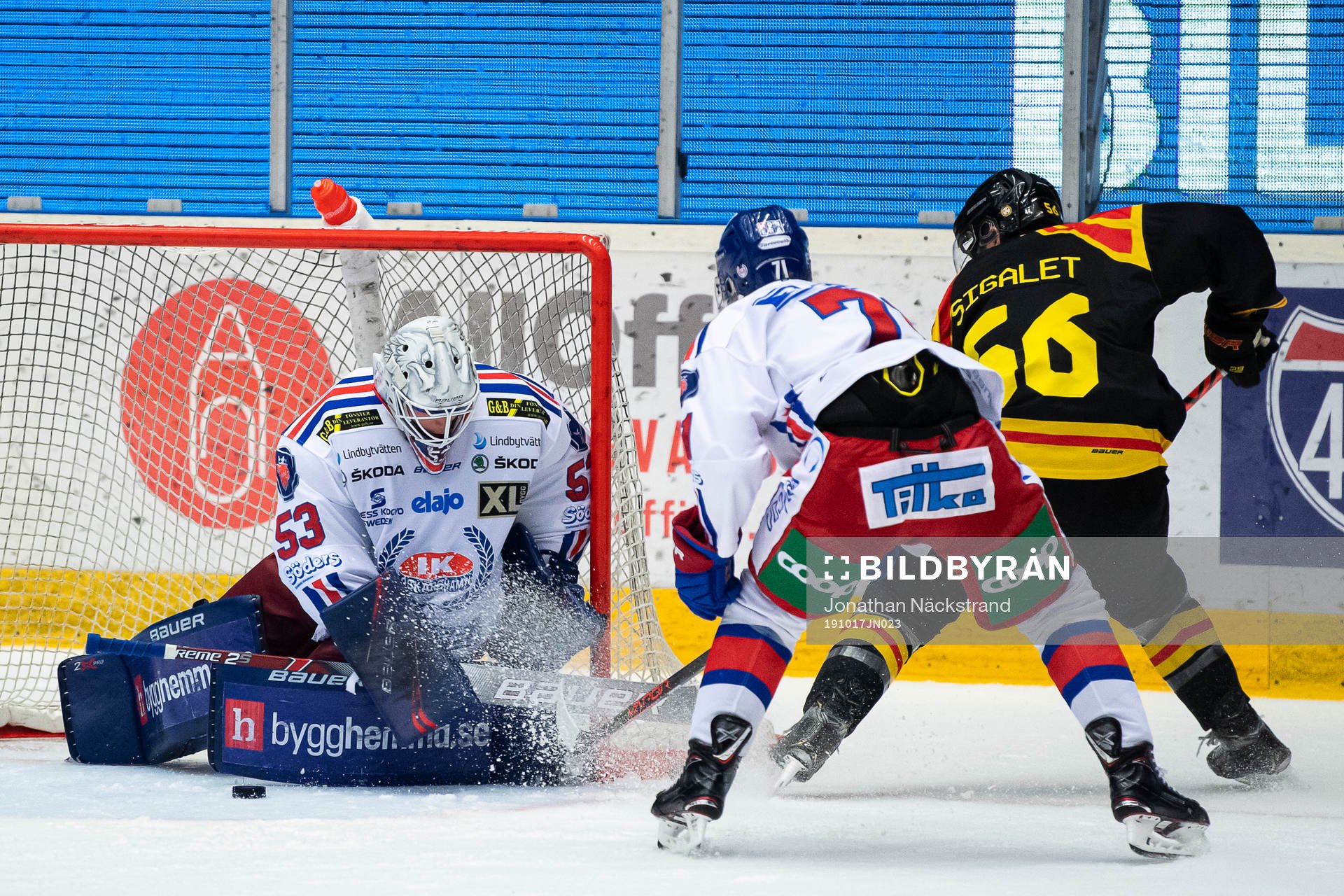 Brynäs Jonathan Sigalet och Oskarshamns målvakt Fredrik