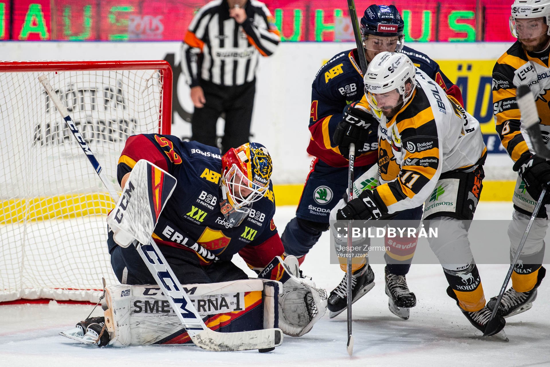 Djurgårdens målvakt Niklas Svedberg räddar skott från