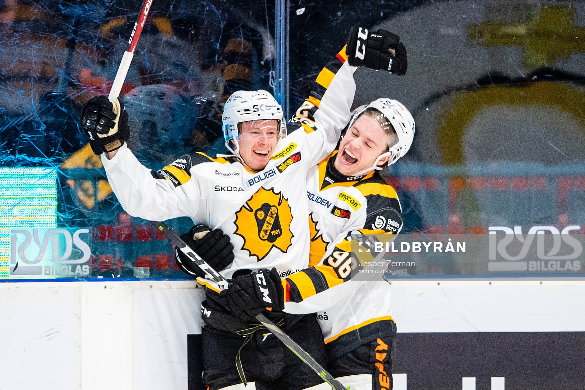 Skellefteås Jacob Andersson jublar med Rickard Hugg