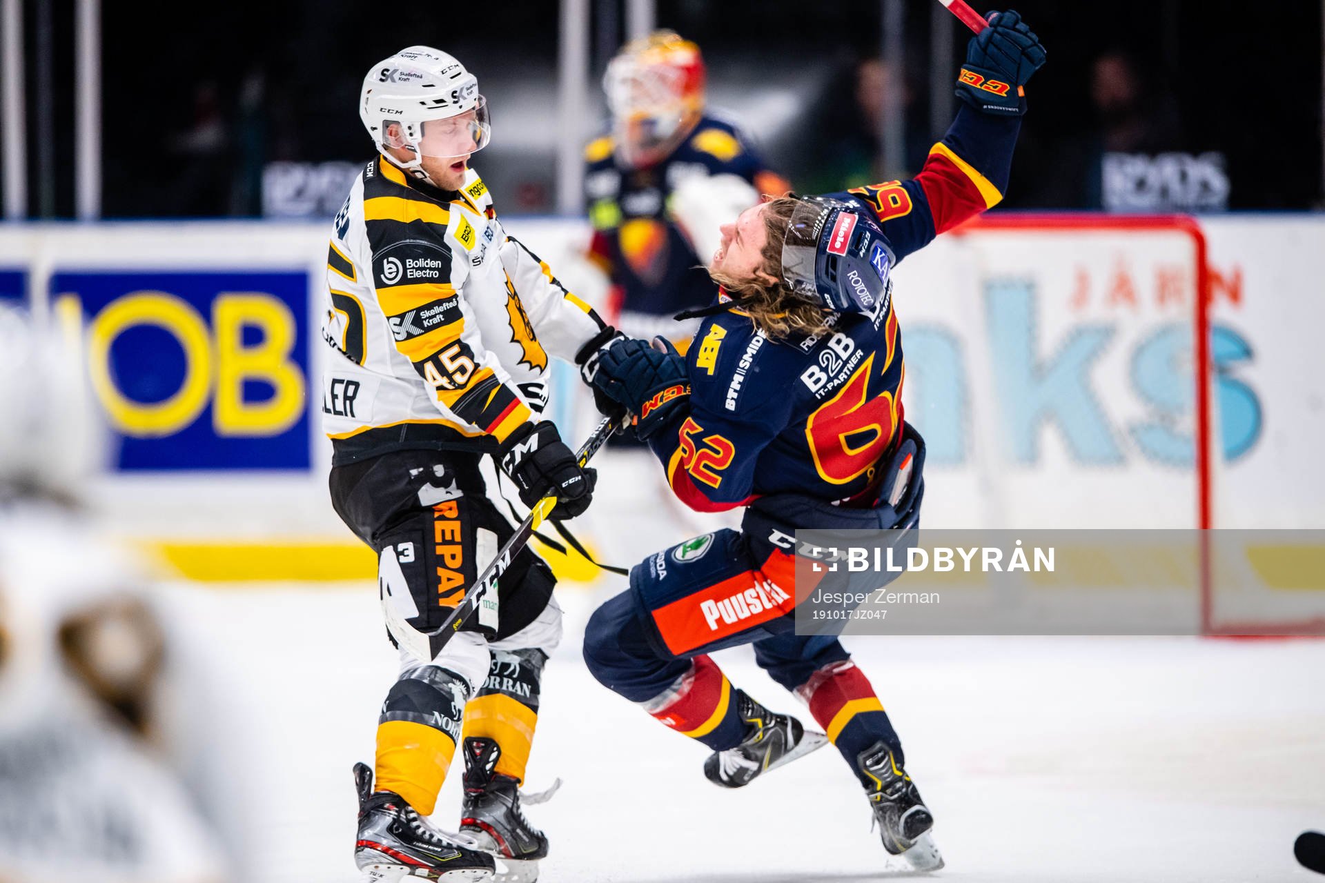 Skellefteås Oscar Möller tacklar Djurgårdens Manuel