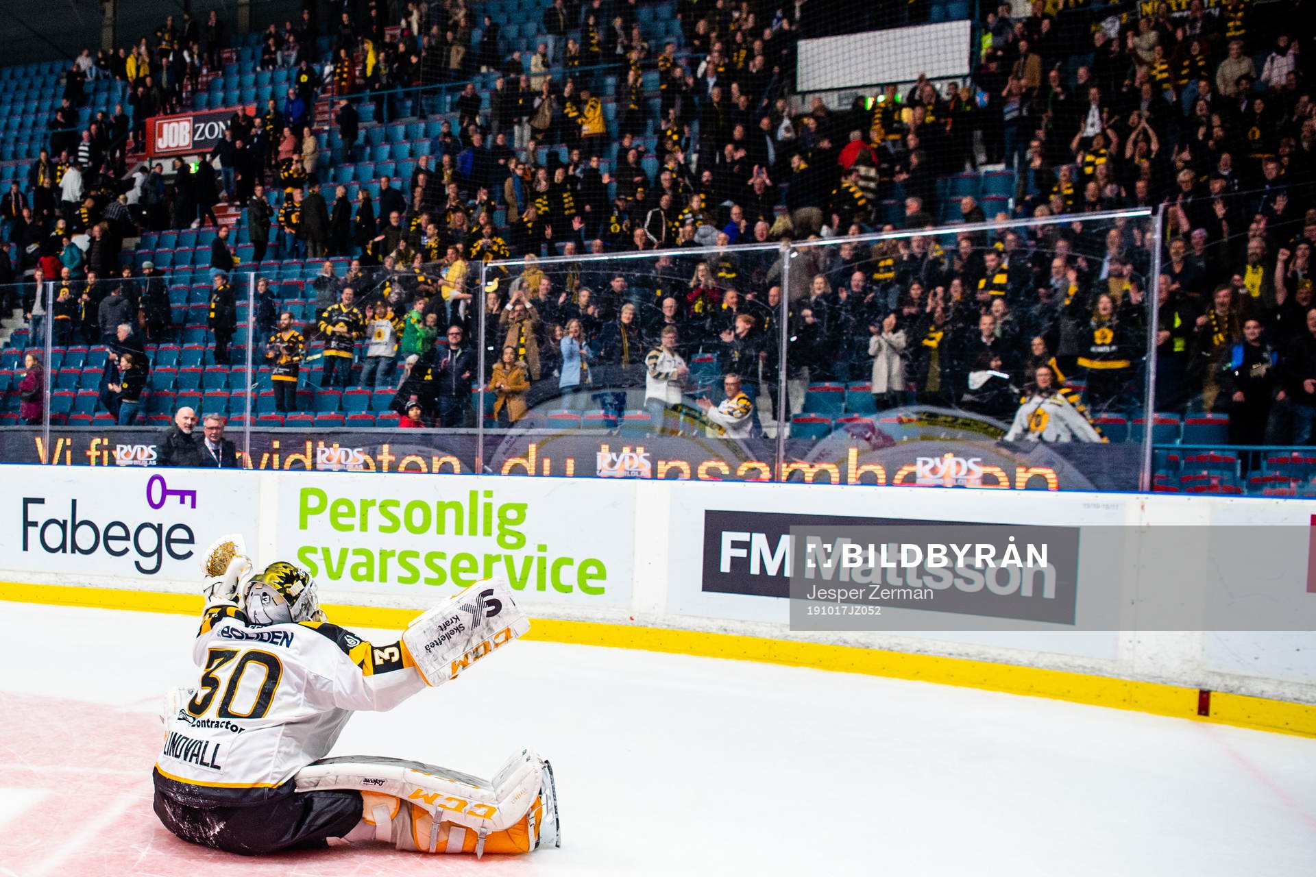 Skellefteås målvakt Gustaf Lindvall jublar