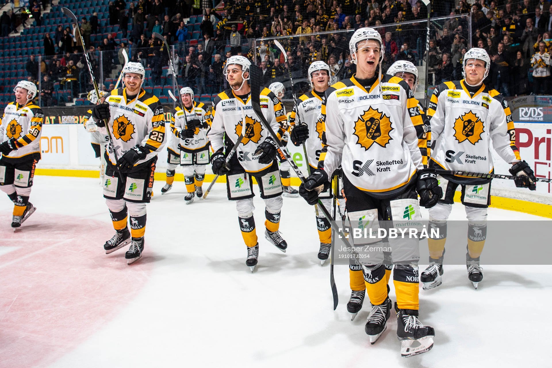 Skellefteås Philip Broberg (h) jublar