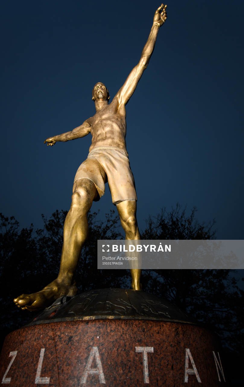 The statue of Zlatan Ibrahimovic photographed