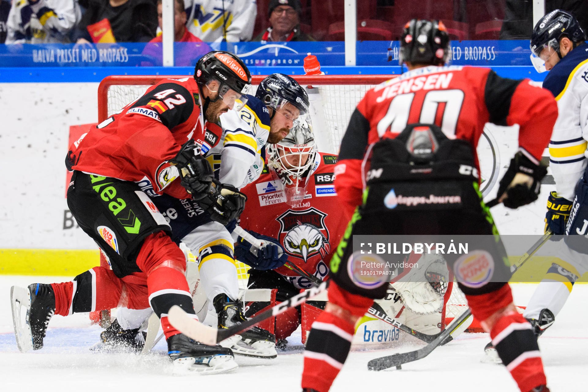 s Axel Holmström oroar mot Malmö Redhawks Niklas Arell