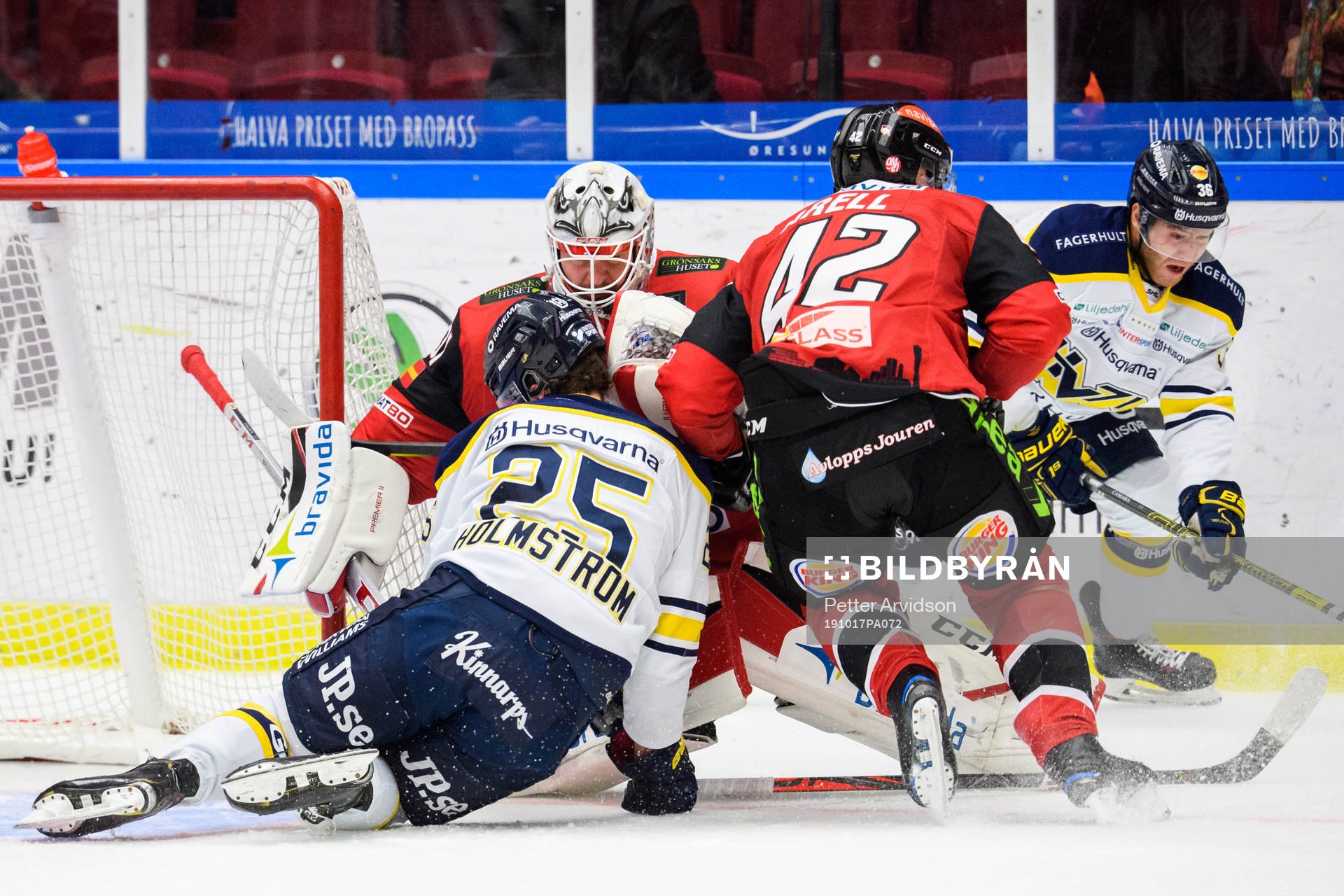 s Axel Holmström oroar mot Malmö Redhawks Niklas Arell