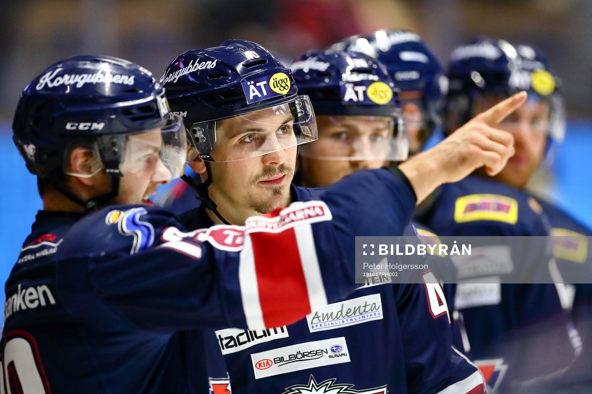 Linköpings Adam Lelewka pratar med Andrew Gordon
