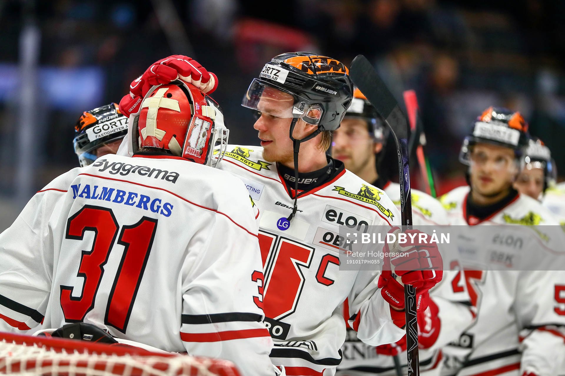Örebros Christopher Mastomäki tackar målvakt Jonas