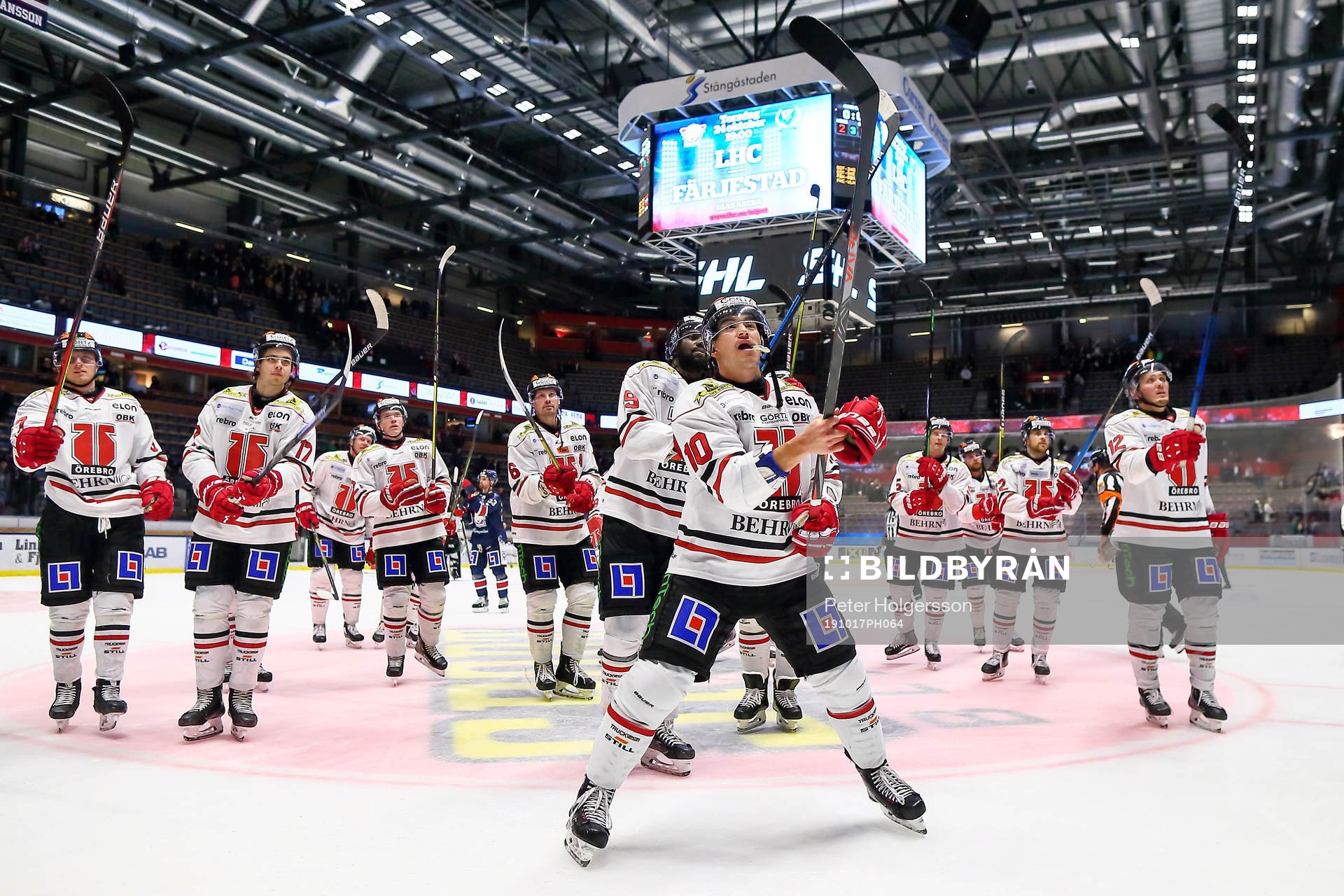 Örebro med Shane Harper jublar