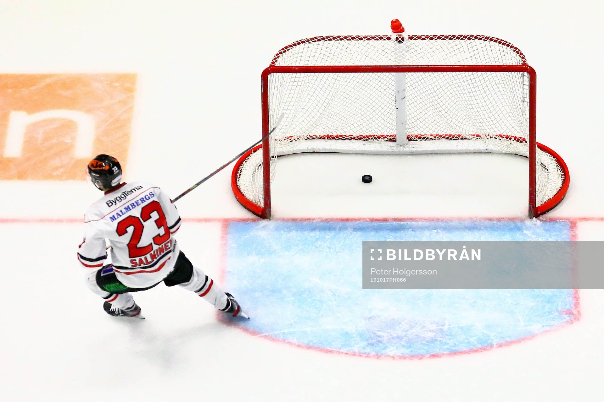 Örebros Sakari Salminen gör mål 2-5 i öppen bur