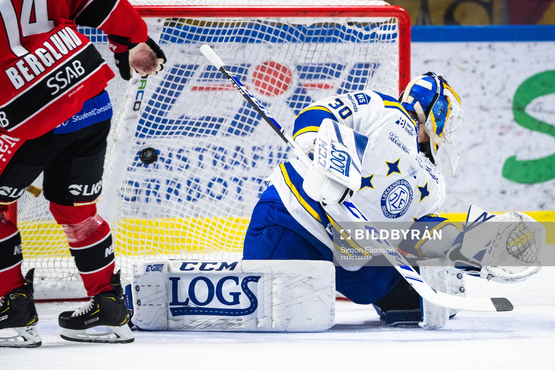 Luleås Jonas Berglund gör 1-0 bakom Leksands målvakt