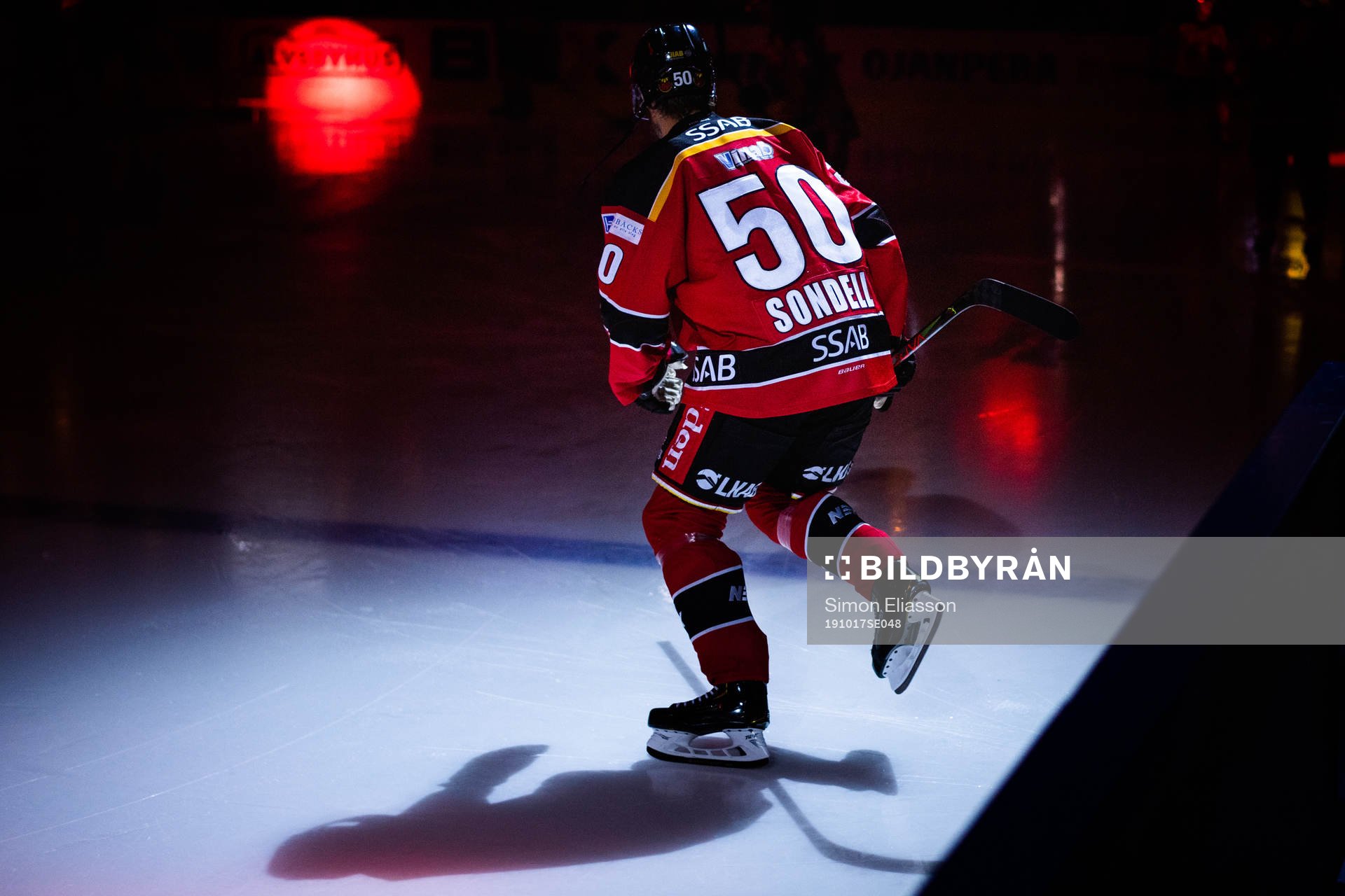 Luleås Daniel Sondell åker in på isen