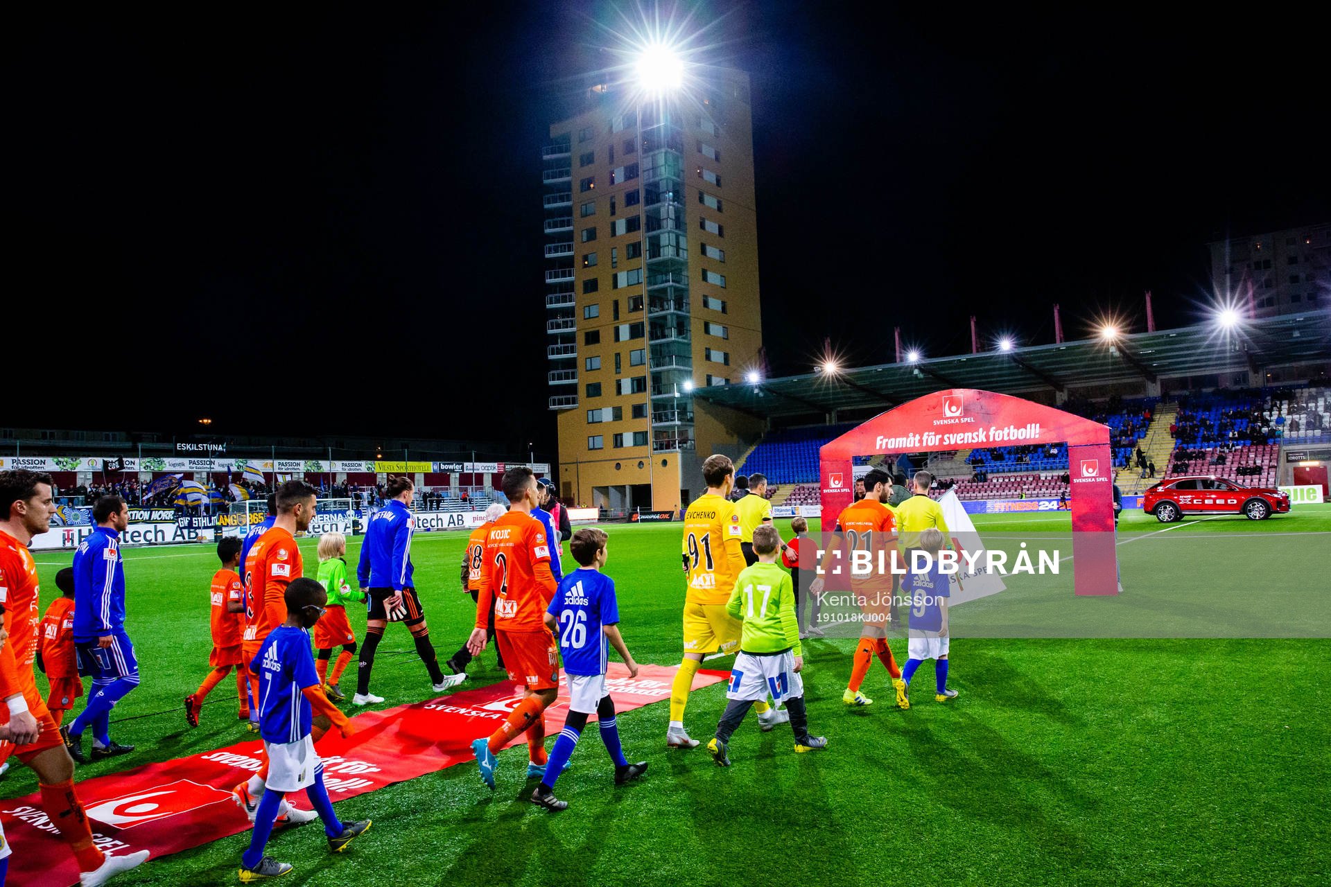 AFC Eskilstunas och Sundsvalls spelare gör entré