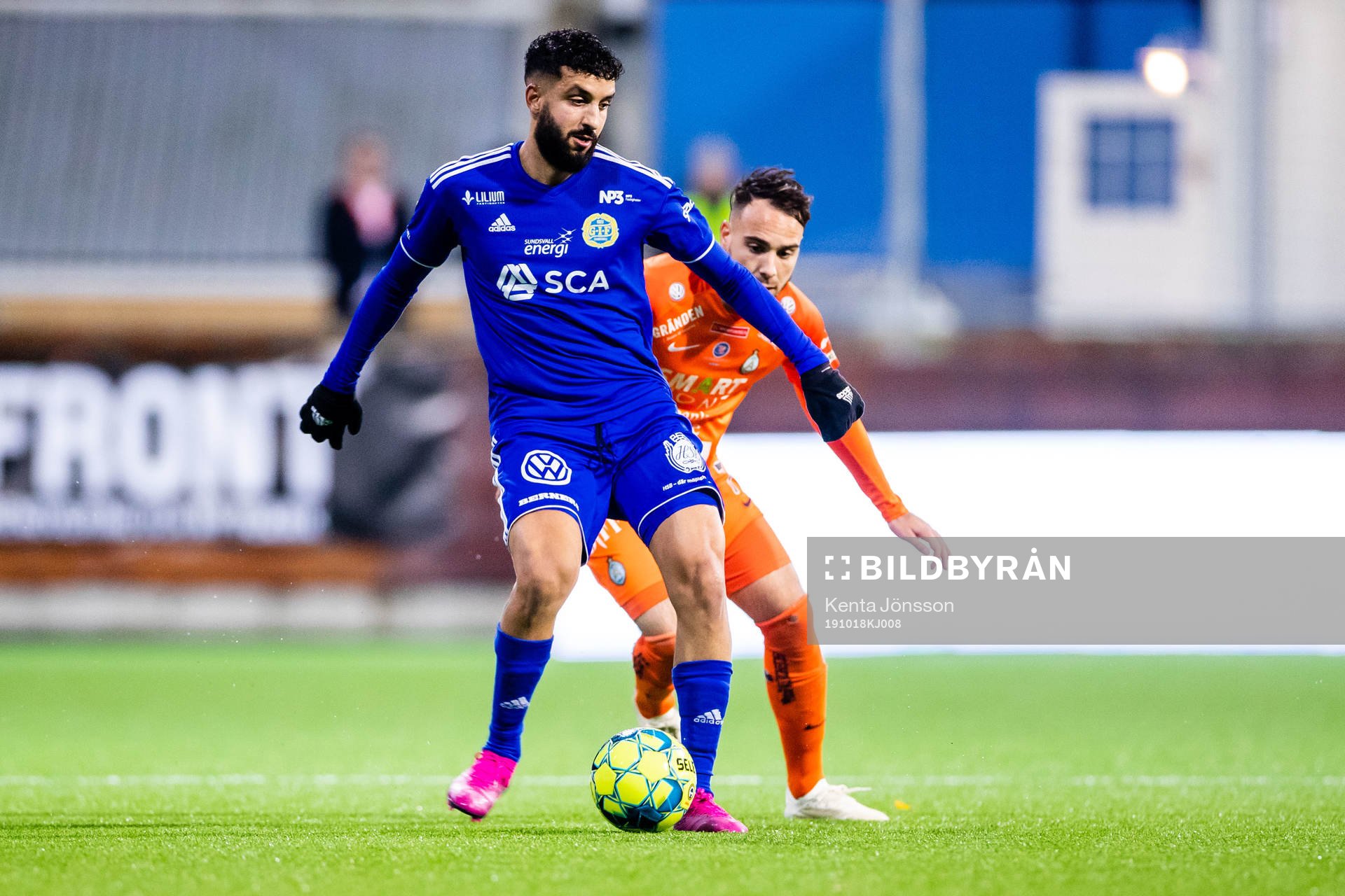 Sundsvalls Omar Eddahri och AFC Eskilstunas Dzenis Kozica