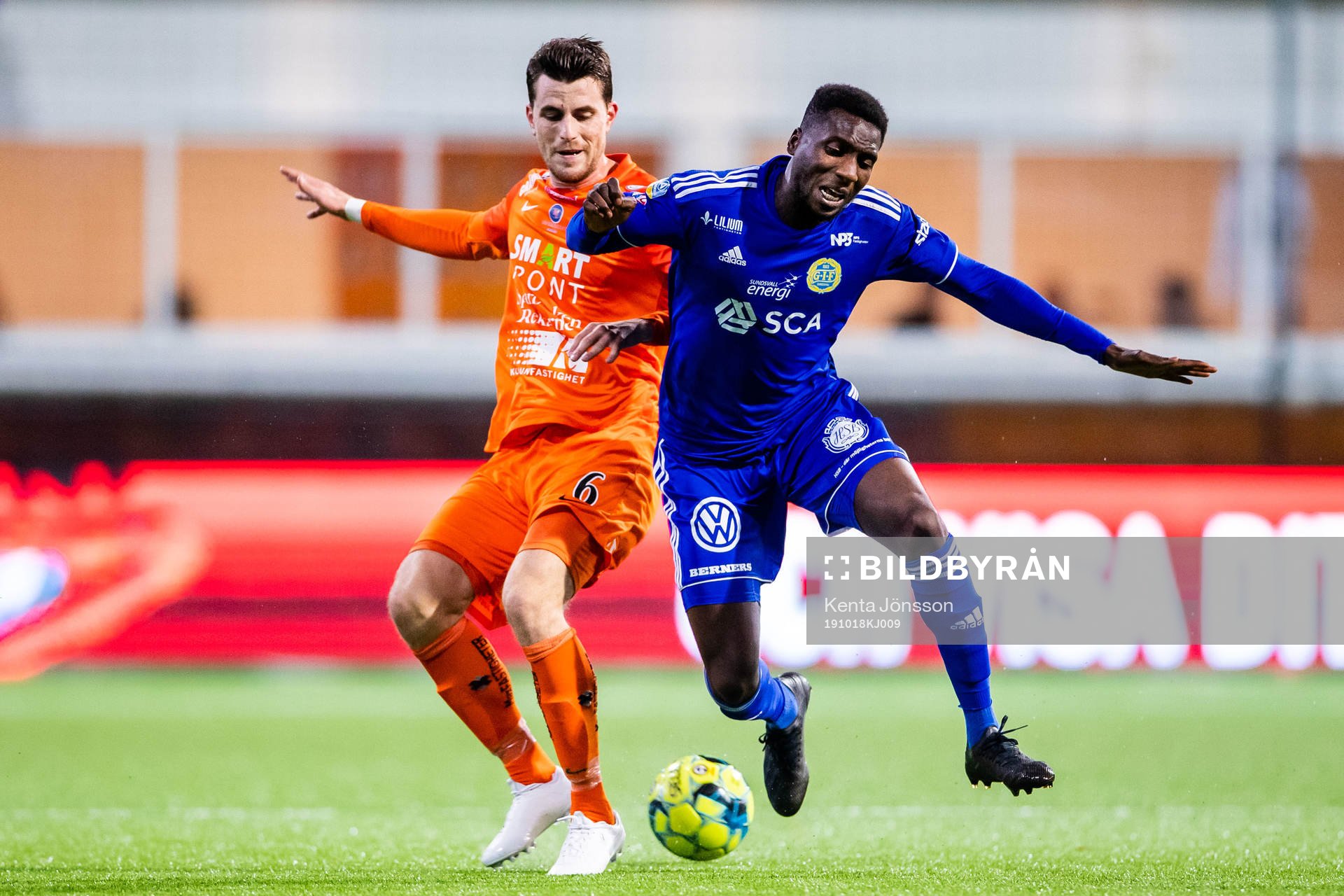 AFC Eskilstunas Jesper Björkman och Sundsvalls Peter Wilson