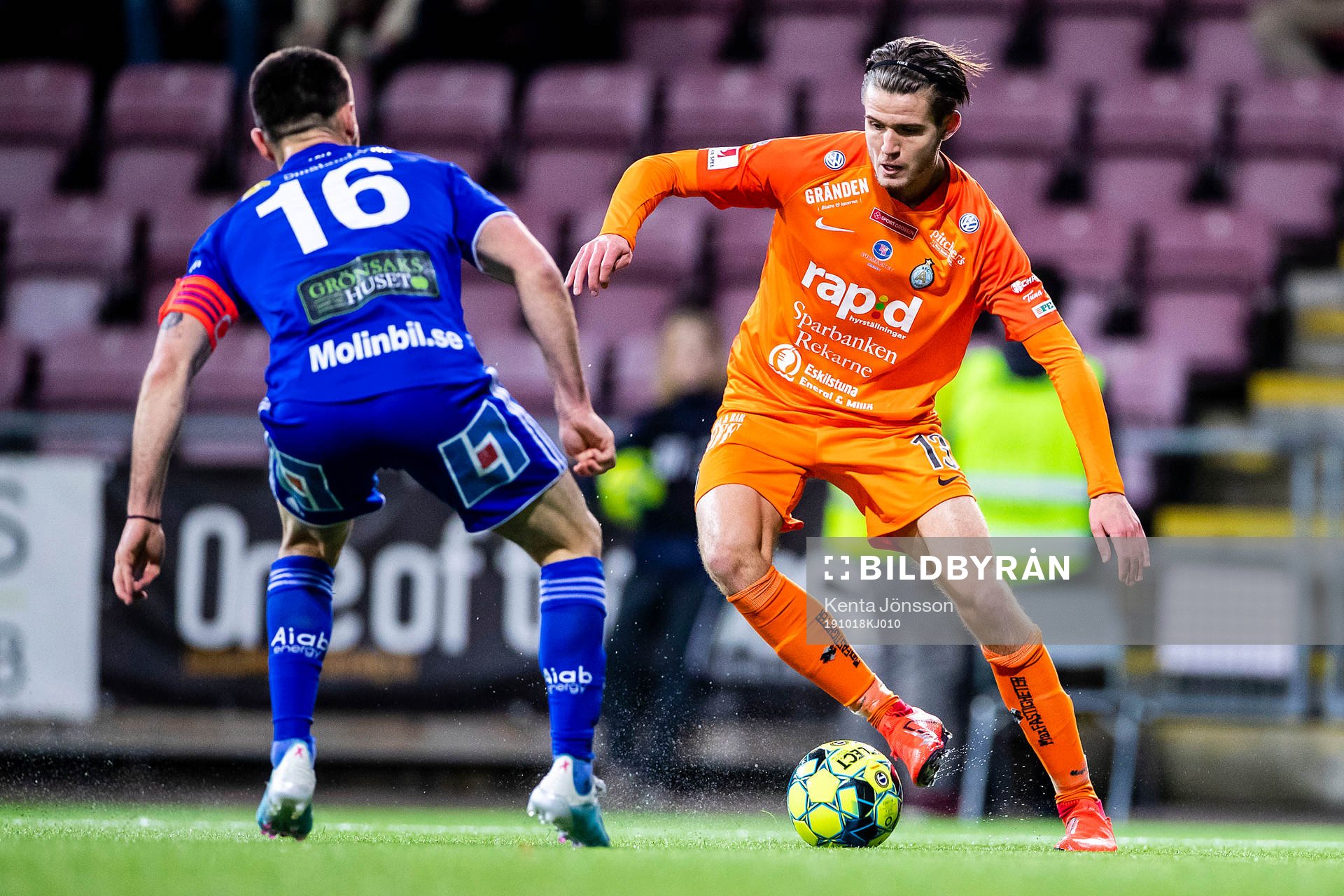 Sundsvalls Carlos Gracia och AFC Eskilstunas Wilhelm Loeper
