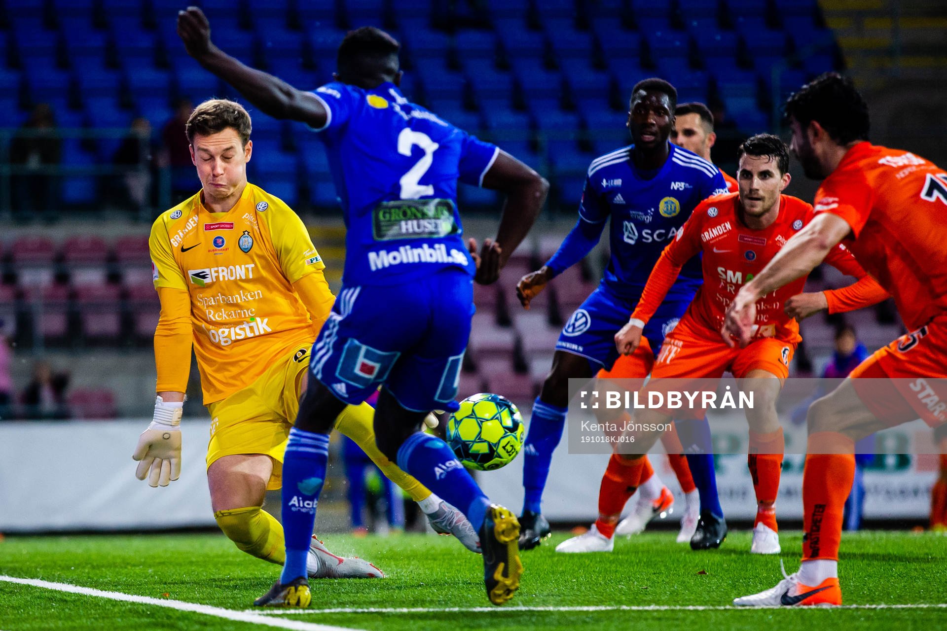 Sundsvalls Pa Konate framför AFC Eskilstunas målvakt Ihor
