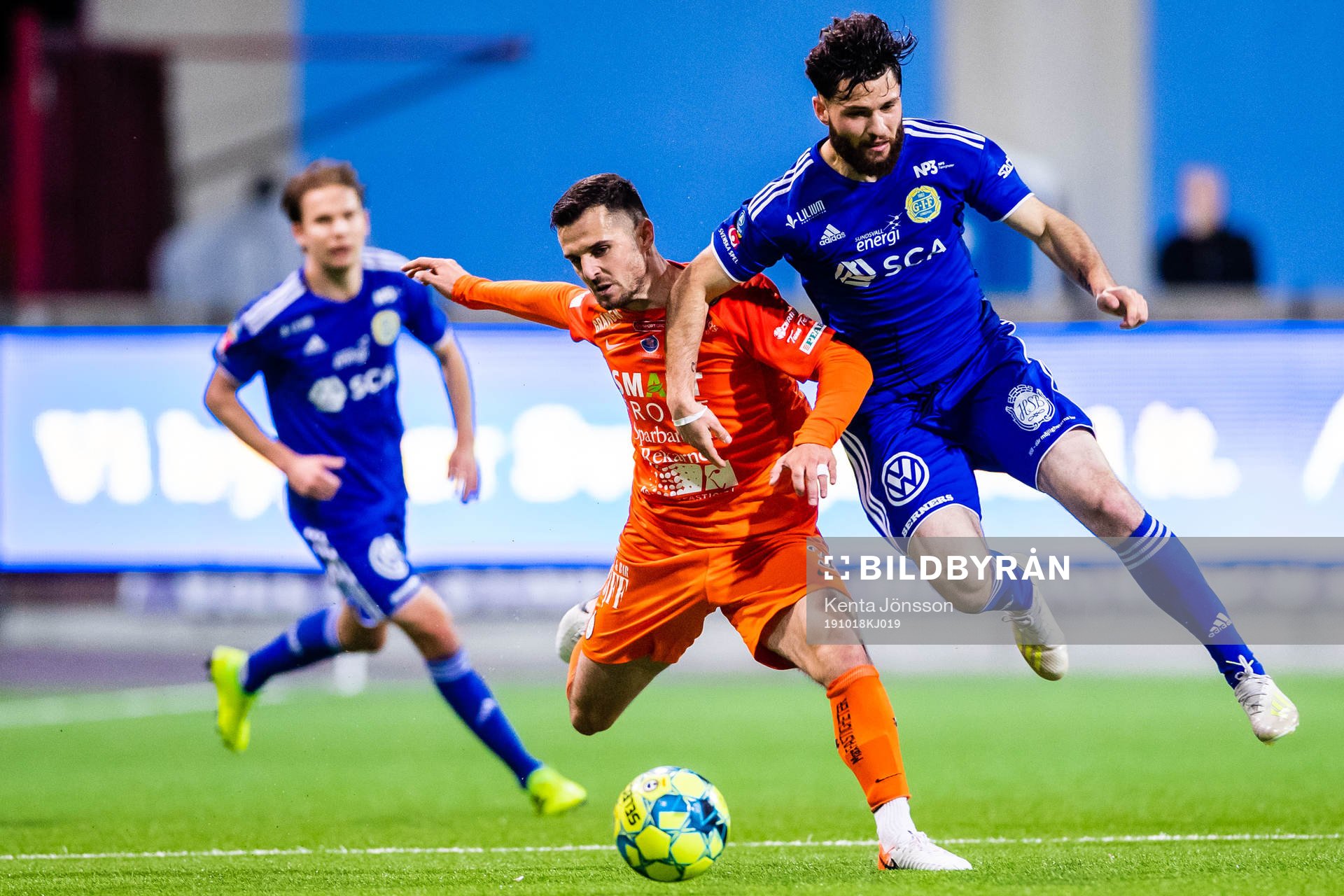 AFC Eskilstunas Kadir Hodzic och Sundsvalls Jonathan Tamimi under fotbollsmatchen i Allsvenskan mellan AFC Eskilstuna och GIF Sundsvall den 18 oktober 2019 i Eskilstuna.