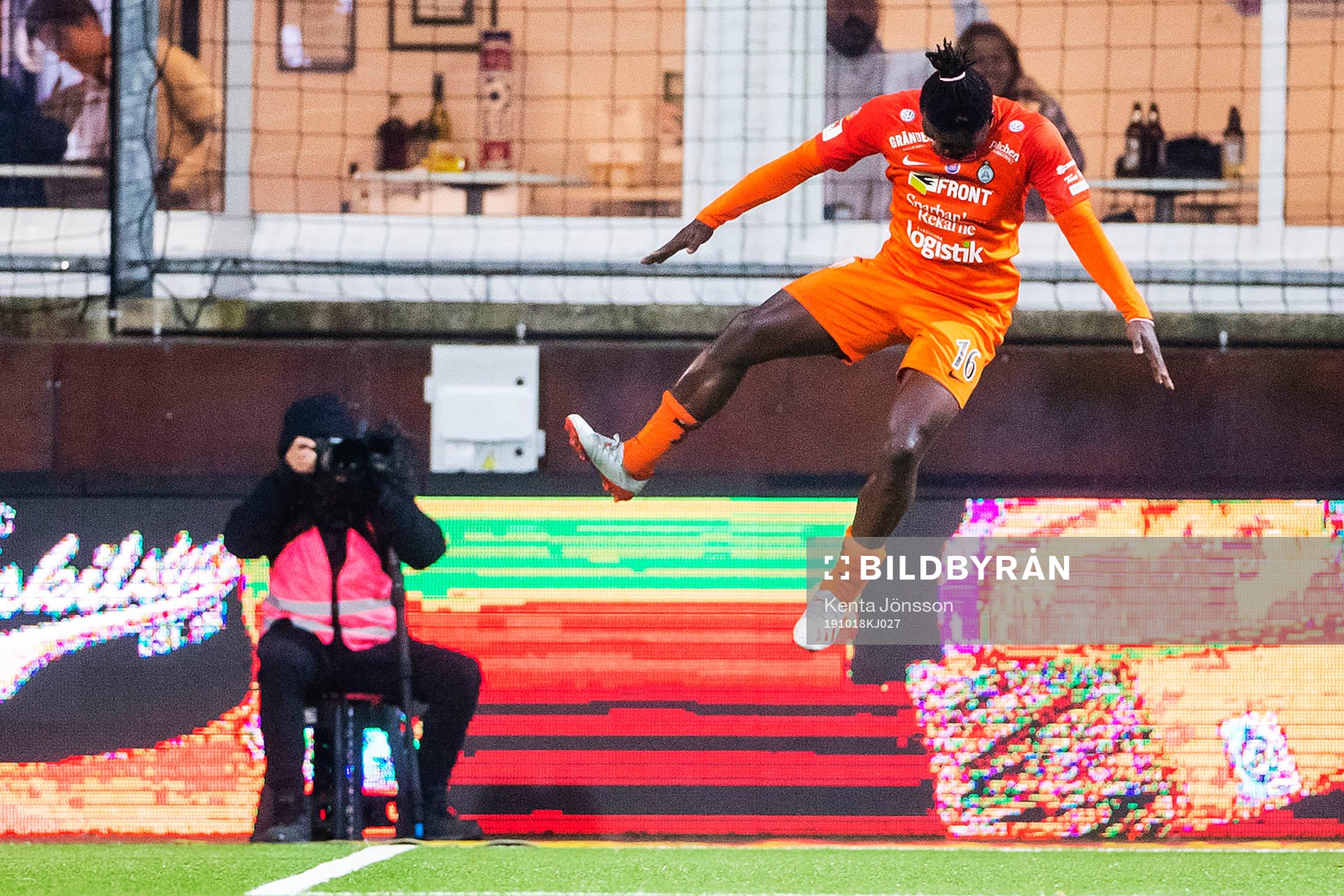 AFC Eskilstunas Onyedikachukwu Samuel Nnamani jublar