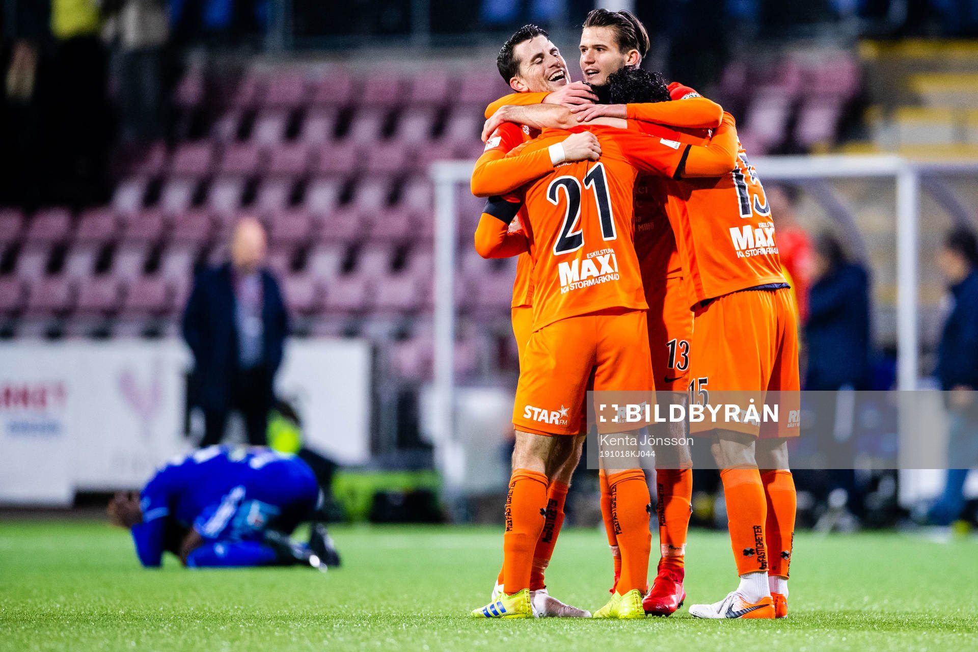 AFC Eskilstunas spelare jublar samtidigt som Sundsvalls