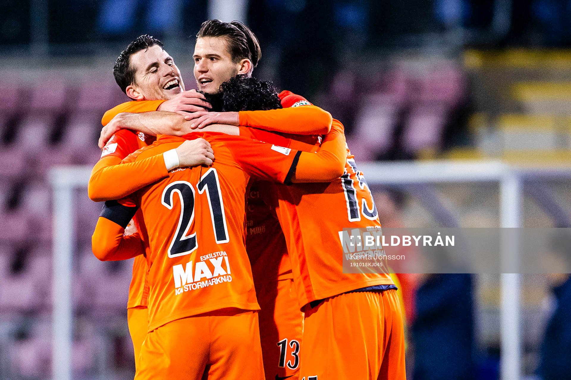 AFC Eskilstunas spelare jublar