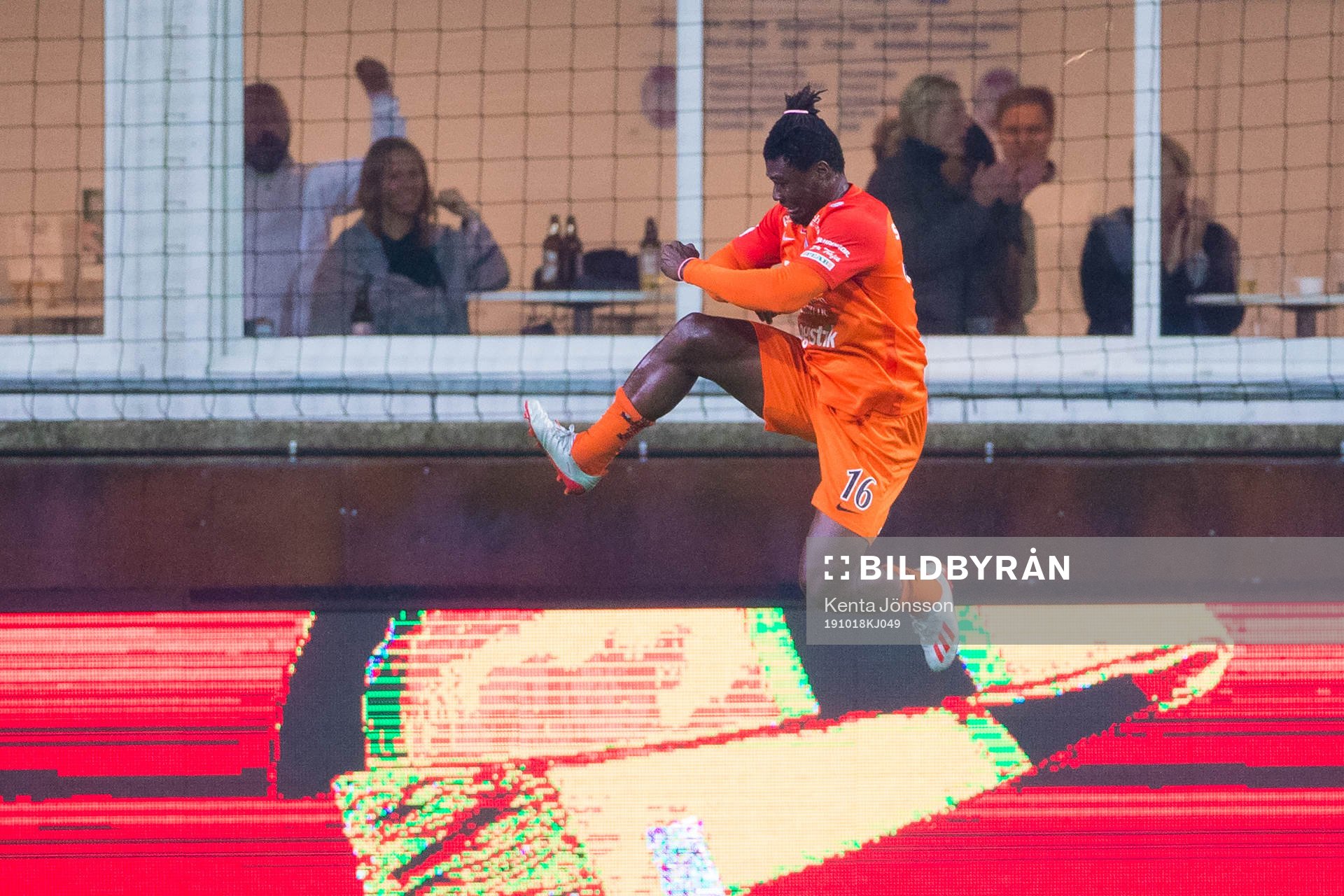 AFC Eskilstunas Onyedikachukwu Samuel Nnamani jublar