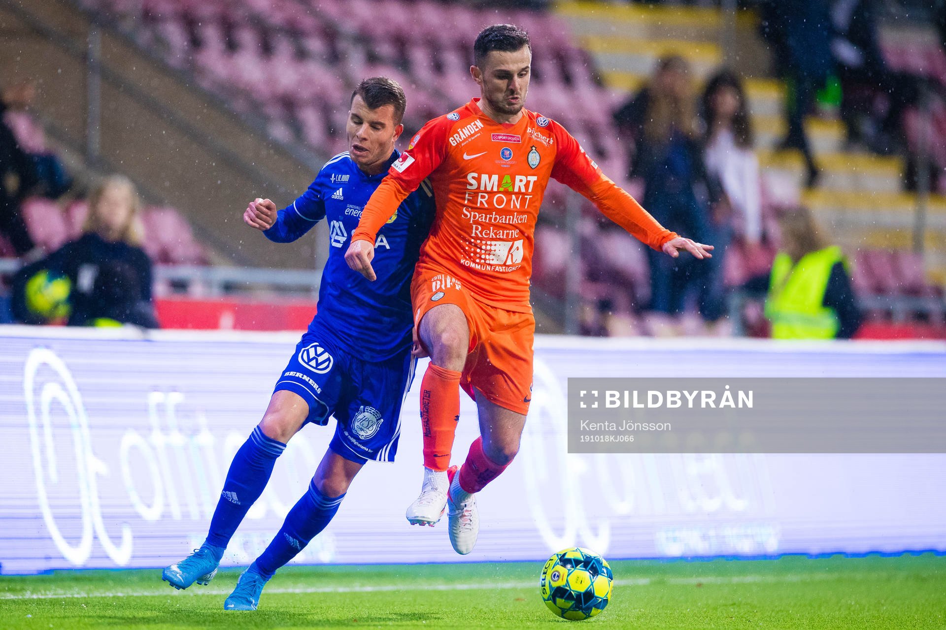 Sundsvalls Pol Roige Rodriguez och AFC Eskilstunas Kadir