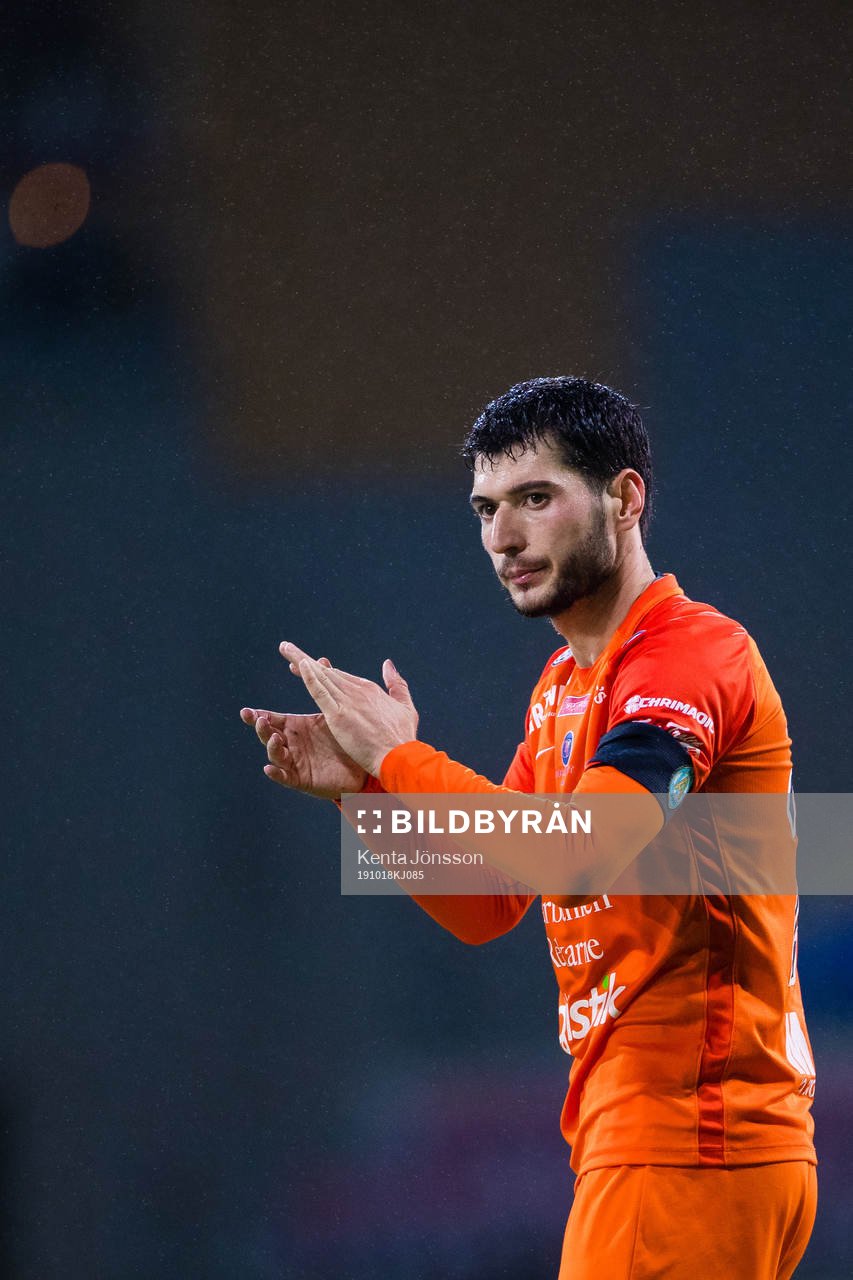 AFC Eskilstunas Anel Rashkaj applåderar