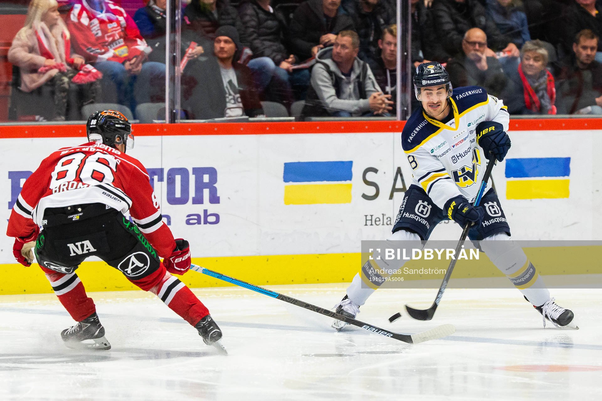 s Nils Andersson i kamp om pucken