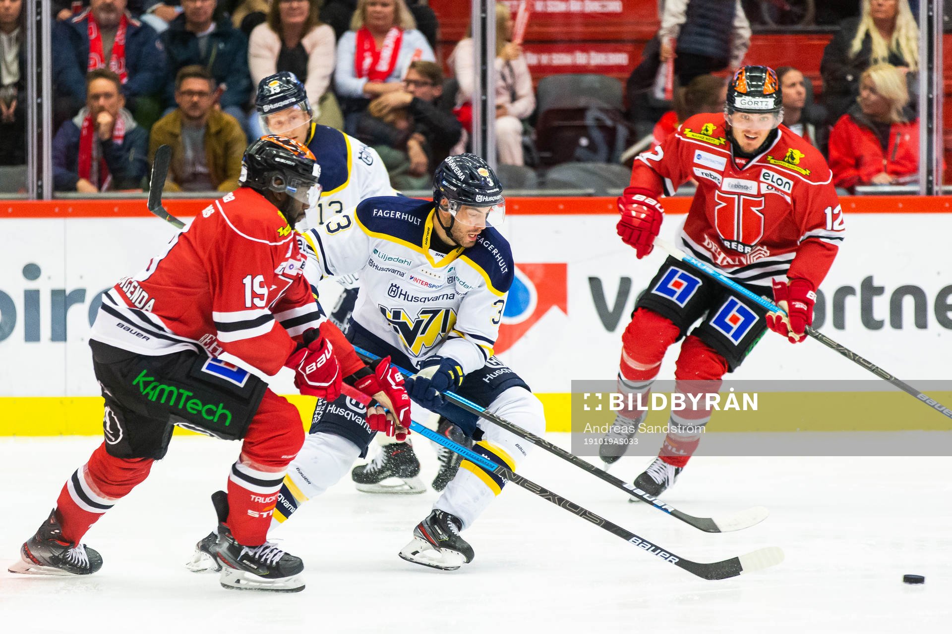 s Markus Lauridsen i kamp om pucken