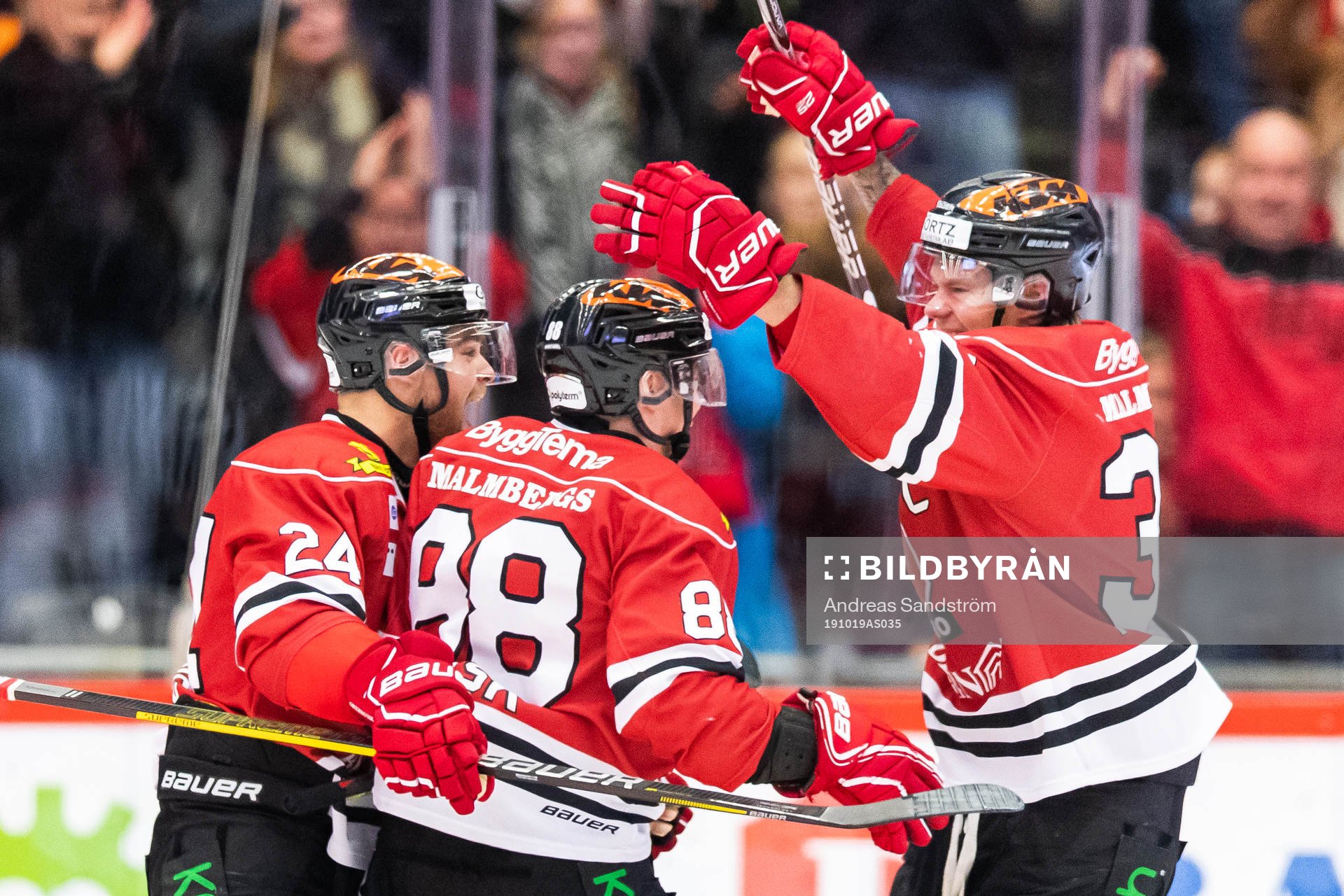 Örebros Joonas Rask (mitten) jublar med Aaron Irving och