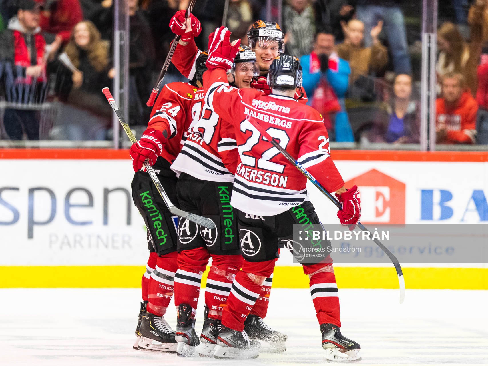 Örebros Joonas Rask (mitten) jublar med Aaron Irving och