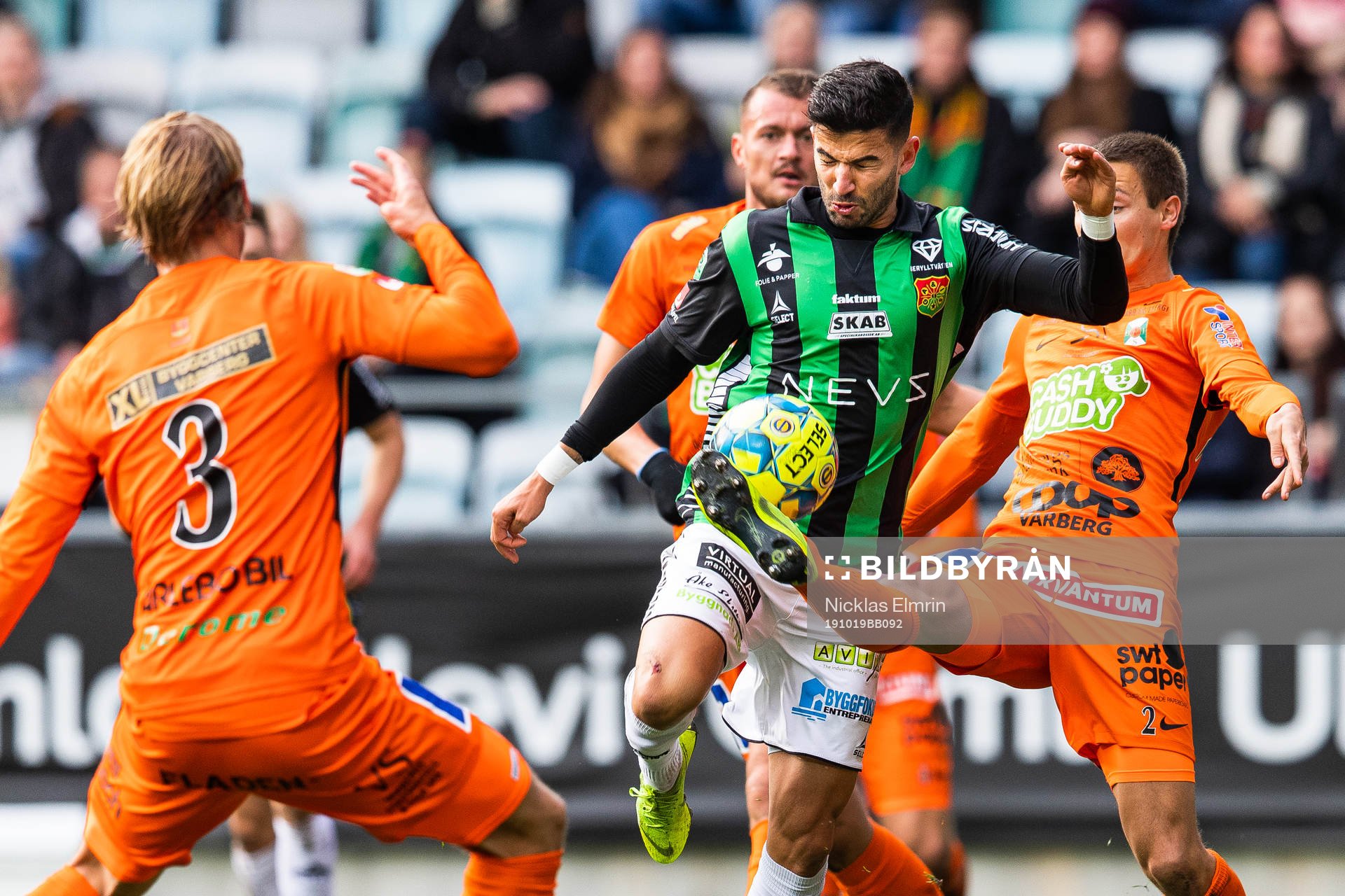 GAIS Paulo Marcelo och Varbergs Tobias Karlsson i kamp om