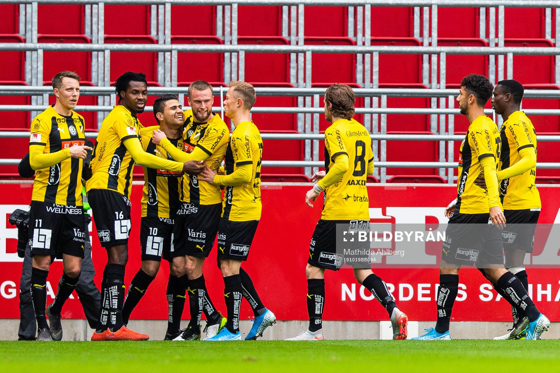 Häckens Paulinho jublar med lagkamrater efter att han gjort 0-1 på straff under fotbollsmatchen i Allsvenskan mellan Helsingborg och Häcken den 19 oktober 2019 i Helsingborg. 