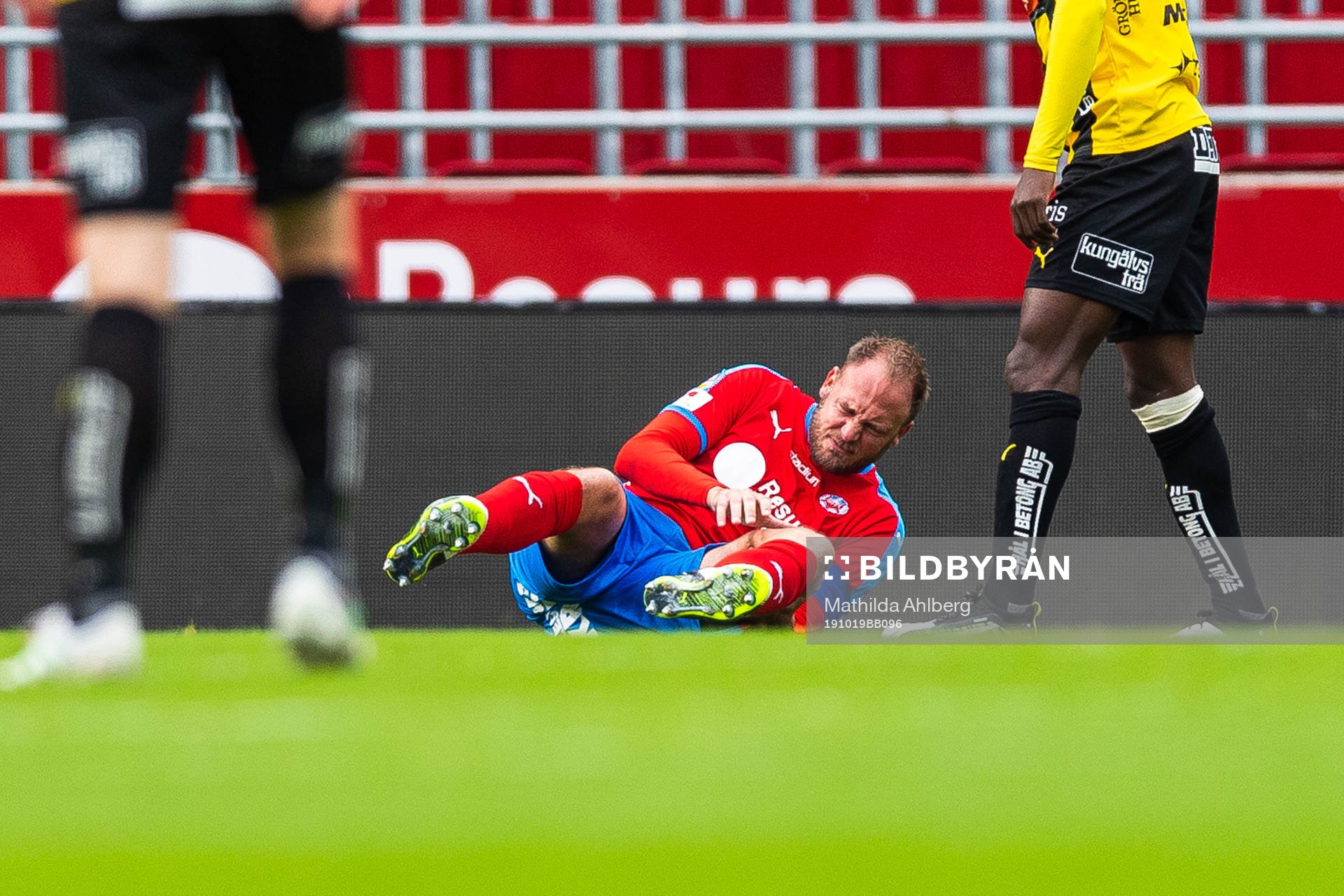 Helsingborgs Andreas Granqvist har ont och tar sig mot knäet under fotbollsmatchen i Allsvenskan mellan Helsingborg och Häcken den 19 oktober 2019 i Helsingborg.
