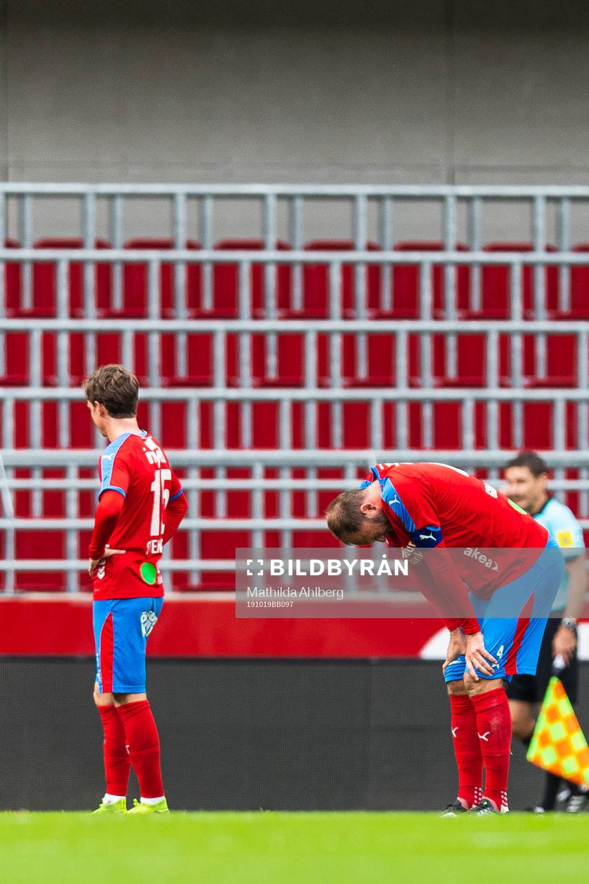 Helsingborgs Andreas Granqvist har ont och tar sig mot