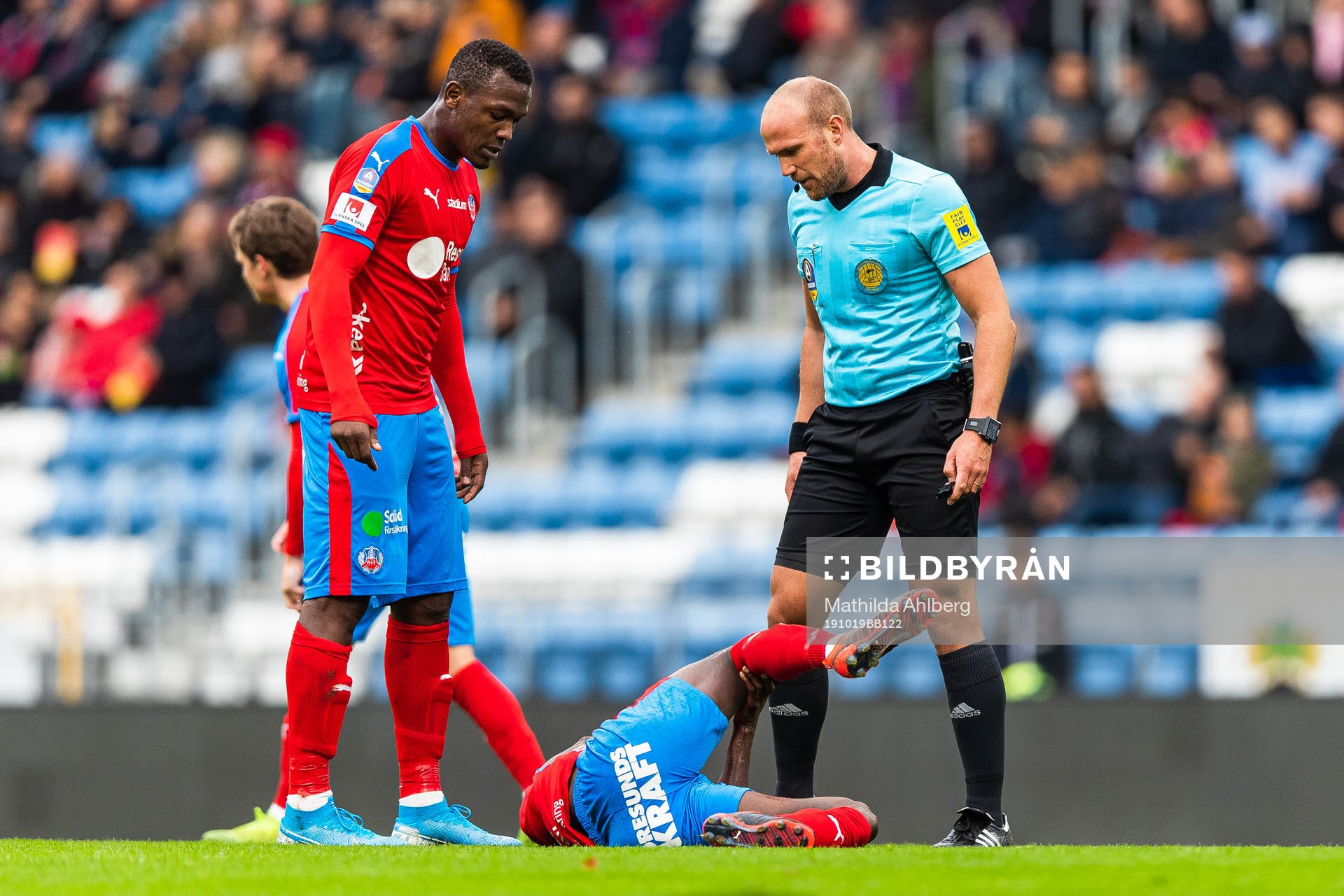 Helsingborgs Alhaji Gero ser Mamudu Moro ligga ner bredvid