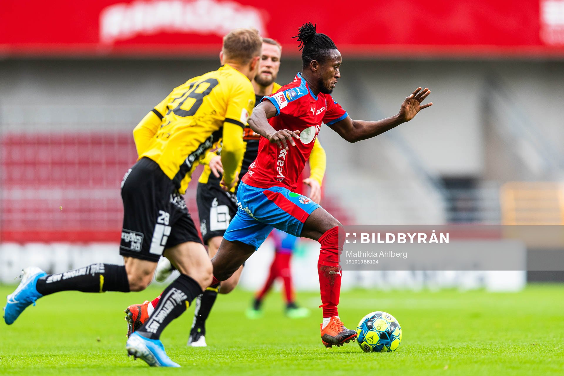 Helsingborgs Mamudu Moro driver bollen