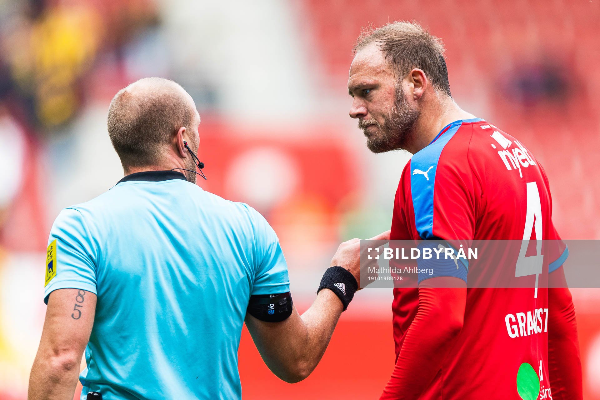 Helsingborgs Andreas Granqvist reagerar mot domare Patrik
