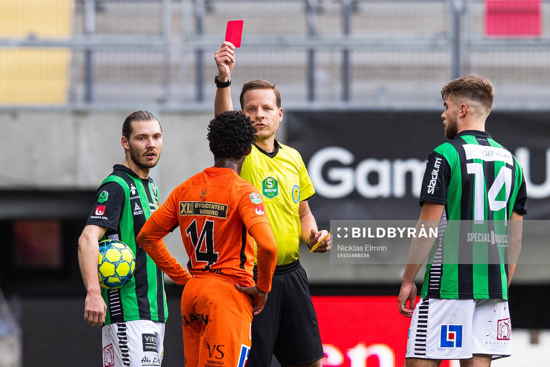 Varbergs Adama Fofana får rätt kort av domare Johan Krantz