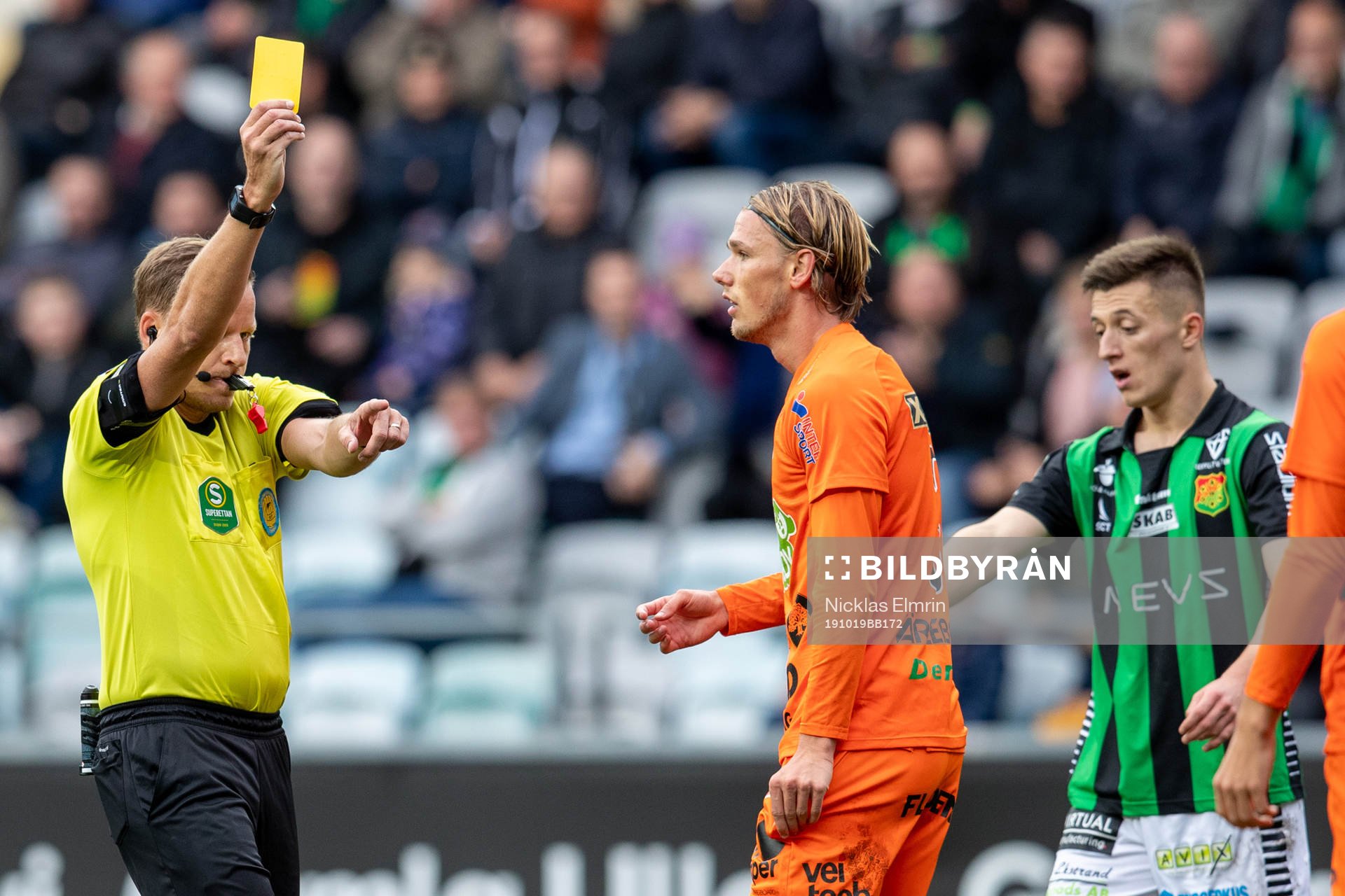 Varbergs Hampus Zackrisson får get kort av domare Johan