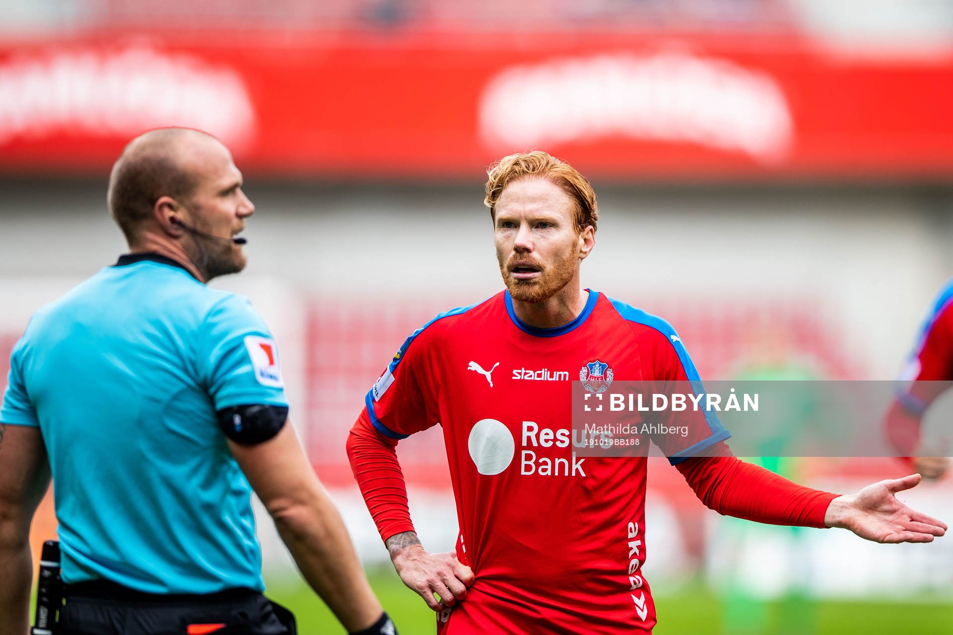 Helsingborgs Alexander Farnerud reagerar mot domare Patrik